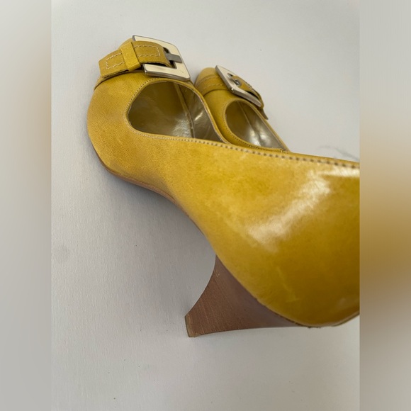 Gorgeous Yellow Leather Women's Heels - Picture 4 of 10
